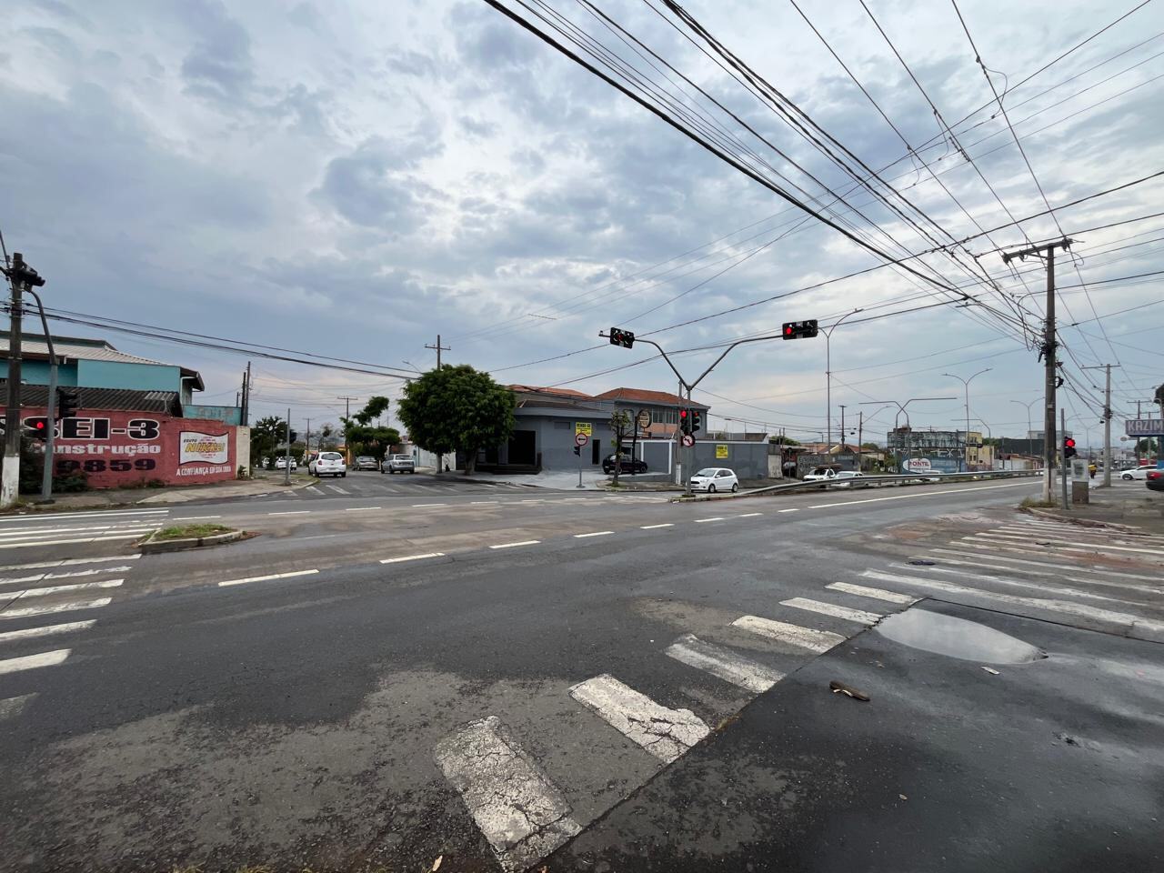 Vista ampla do cruzamento e do entorno comercial