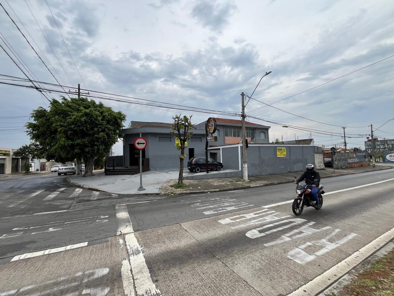 Fachada e muro do imóvel ao longo da avenida