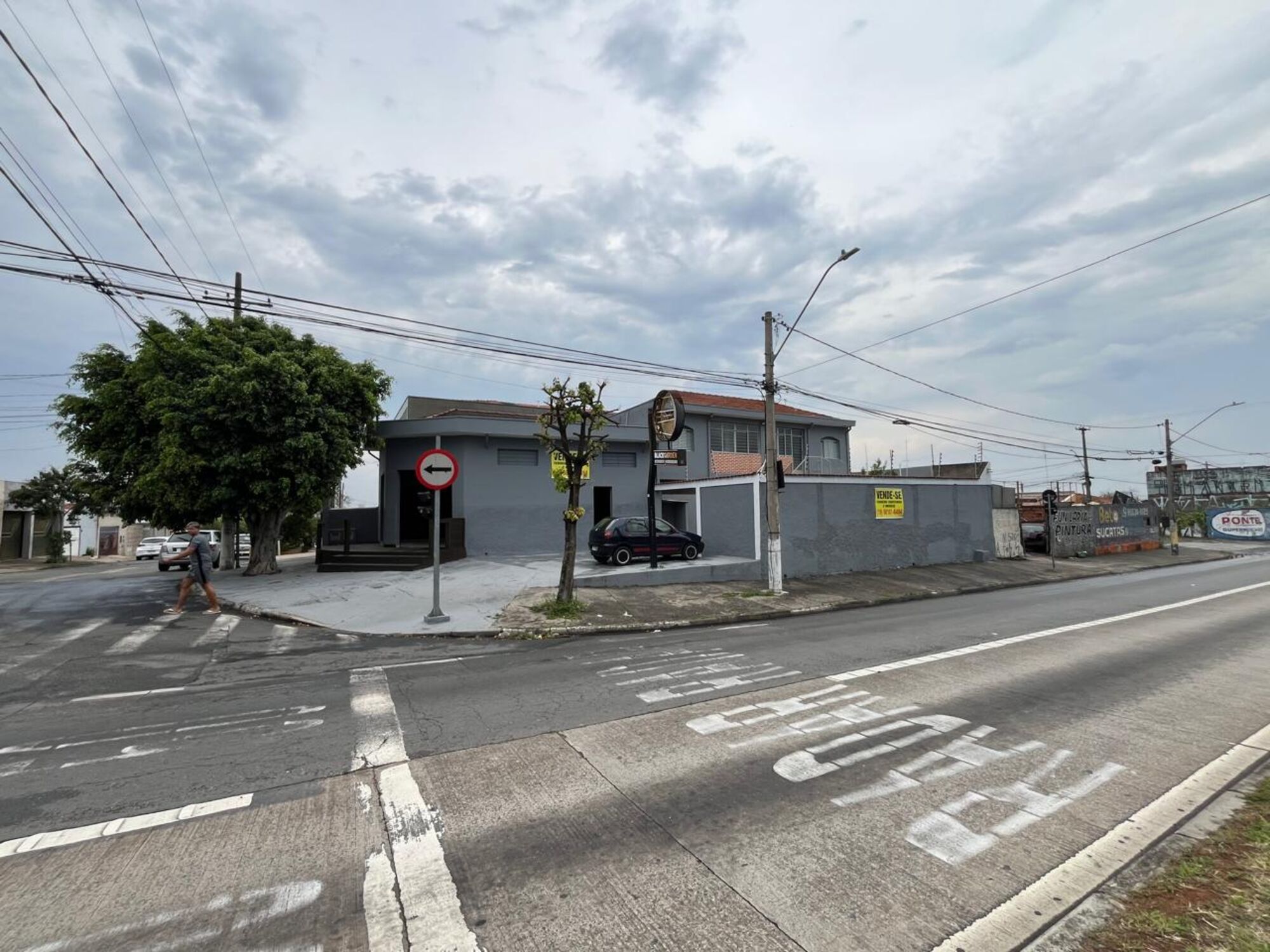 Fachada do imóvel na esquina da Avenida Sinimbu, vista da calçada oposta