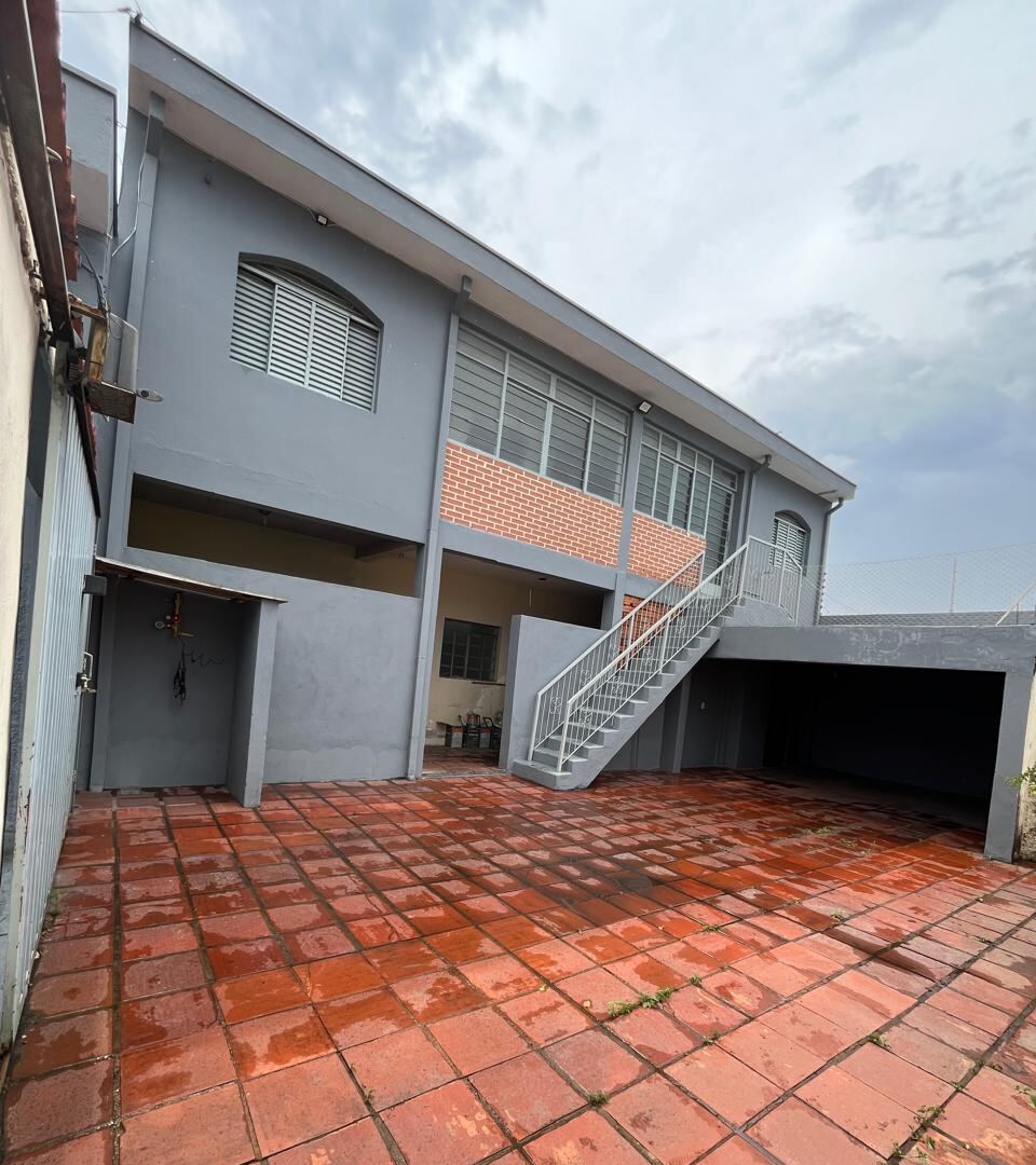 Escada externa de acesso independente à residência